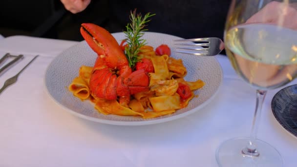 Μακαρόνια Αστακού Ντομάτες Και Σάλτσα Ντομάτας Φρέσκο Ιταλικό Γεύμα Σπαγγέτι — Αρχείο Βίντεο