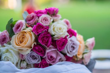 Üzerinde sarı, beyaz, pembe, kırmızı güller olan güzel bir düğün buketini kapat. Yüksek kalite fotoğraf. 