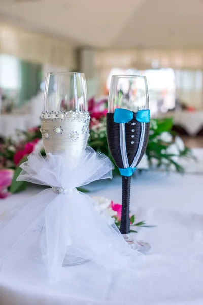 Krásné Zdobené Sklenice Šampaňské Pro Novomanžele Květinami Stojím Stole Zavřít — Stock fotografie
