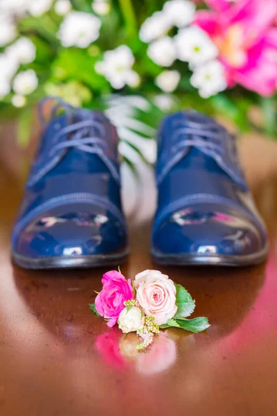 Close Small Bouquet Flowers Laying Man Wedding Clothes Close Grooms — Stock Photo, Image