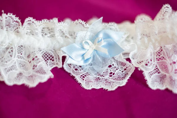 Närbild Strumpeband Brud Spets Bröllopsklänning Högkvalitativt Foto Över Vit Blommor — Stockfoto