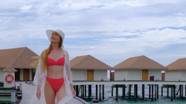 Frau Bikini Läuft Weibchen Sind Auf Den Malediven Glücklich Blauer — Stockvideo