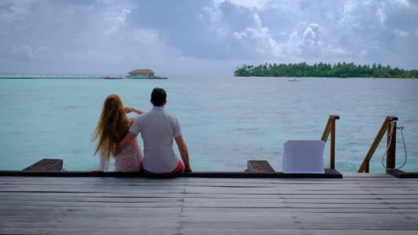 Paar Steht Auf Einer Terrasse Mann Und Frau Sind Auf — Stockvideo