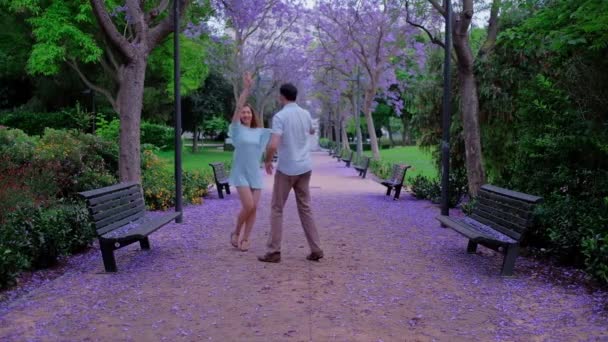 Пара Танцює Сальса Чоловік Жінка Закохані Прекрасний Парк Квітучою Фіолетовою — стокове відео