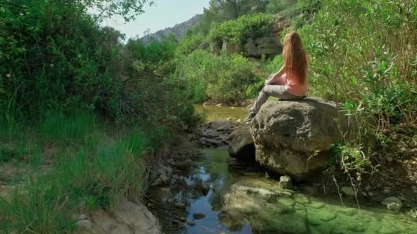 Mujer Está Sentada Una Piedra Disfrutando Naturaleza Hermoso Paisaje Con — Vídeos de Stock