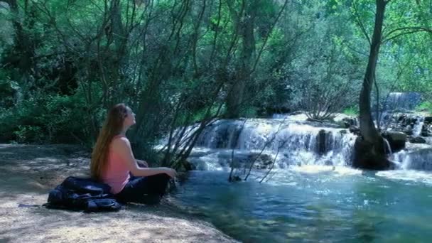 Vrouw Zit Mediteert Een Natuur Met Een Waterval Prachtig Landschap — Stockvideo