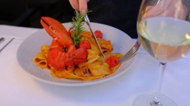 Domates soslu ıstakoz spagettisi. Taze İtalyan yemeği. Restoranda ıstakoz spagettisi. Lezzetli taze yemek. Yavaş çekim 4k video. 