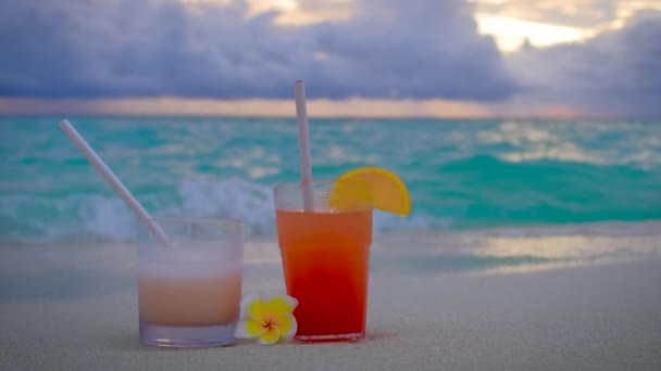 Sluiten Van Cocktails Bij Zonsondergang Twee Drankstalletjes Blauwe Turquoise Oceaan — Stockvideo