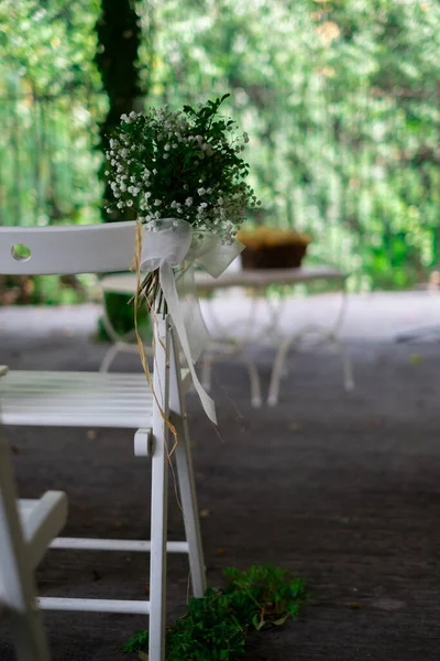 Wedding Decoration White Stools Bride Groom Nuptial Ceremony Outdoors — Stockfoto
