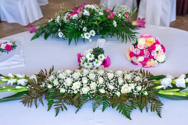 バラやユリと結婚式の装飾 結婚式の花束のクローズアップ — ストック写真