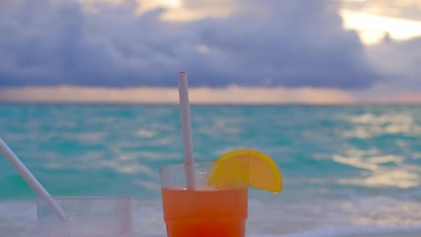 夕阳西下的时候 鸡尾酒喝多了 两杯饮料 蓝色蓝绿色的海洋为背景 暑假的概念 4K慢动作视频 — 图库视频影像