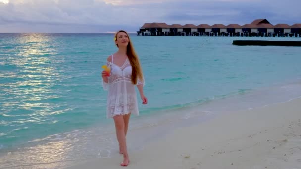 Woman Cocktail Sunset Maldives Girl Happy Walking Blue Turquoise Ocean — Stockvideo