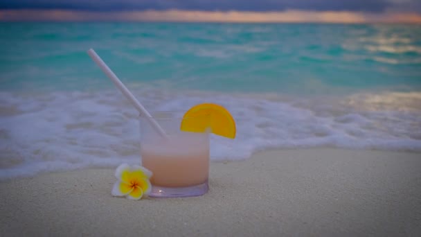 Close Cocktails Sunset One Drink All Covered Water Blue Turquoise — Αρχείο Βίντεο