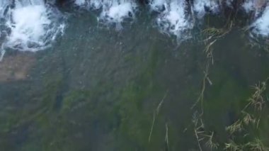 Bir sürü merdiveni olan güzel bir şelale yaptı. Hava aracı görüntüsü. Yatay video. Üst görünümden şelale. 