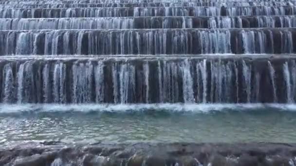 Чоловік Зробив Красивий Великий Водоспад Багатьма Сходами Вид Повітряний Безпілотник — стокове відео