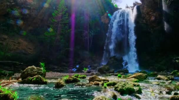 Beautiful Large Waterfall Sun Beams Real Time Rocks Stones Green — ストック動画