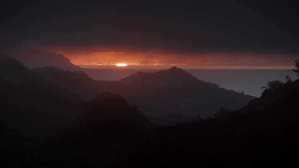 Tropisch Neblige Landschaft Mit Bäumen Und Bergen Schöner Sonnenuntergang Und — Stockvideo