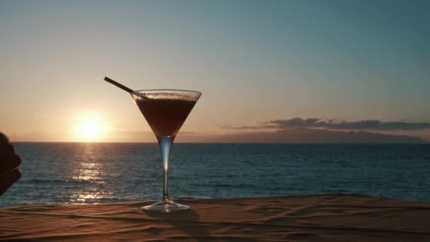 Silhouette Einer Hand Einer Frau Mit Einem Cocktail Meer Bei — Stockvideo
