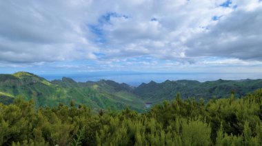 Dağlı ve bulutlu güzel yeşil bir manzara. Güzel bir doğa geçmişi var. Doğa fotoğrafı..