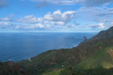 Dağlı ve bulutlu güzel yeşil bir manzara. Güzel bir doğa geçmişi var. Doğa fotoğrafı..