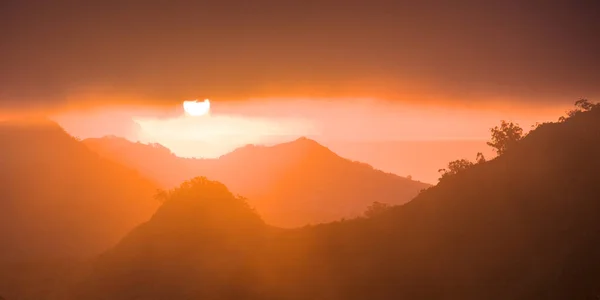 山の中で美しい黄金の夕日 パノラマの島の景色 美しい自然背景 いい霧の空だ — ストック写真