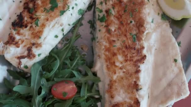 Tabakta Balık Var Sebze Domates Roka Salatası Sağlıklı Akdeniz Yemekleri — Stok video