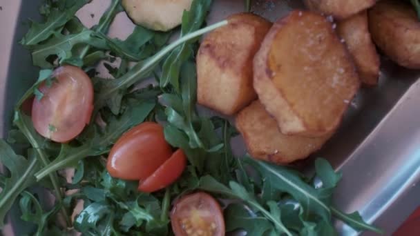 盘子里的海鲜虾仁 柠檬和章鱼的一条腿被煮熟 健康的地中海食品 — 图库视频影像