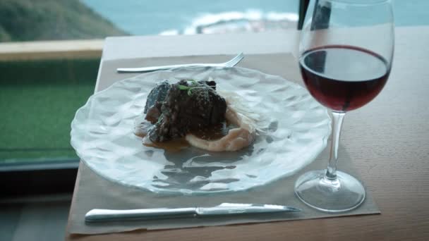 有土豆泥和红酒的肉 特写镜头 有选择的重点 在餐馆里吃美味的食物 美丽的海景 4K慢动作视频 — 图库视频影像