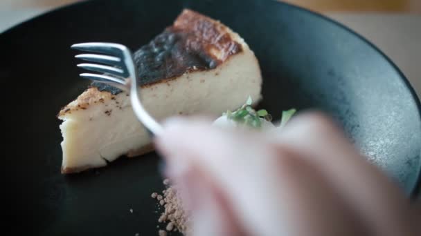 Взявши Шматочок Чізкейку Виделкою Сирний Шматочок Морозиво Класичний Сирний Торт — стокове відео