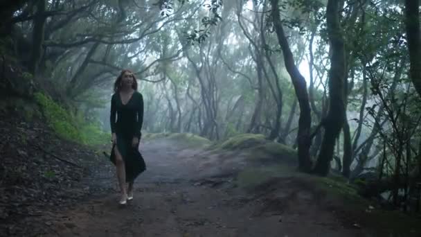 Beautiful Woman Elf Costume Walking Magic Green Enchanted Forest Redhead — Vídeo de Stock