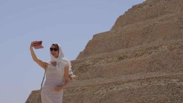 Una Mujer Vestida Blanco Está Tomando Una Selfie Fondo Está — Vídeos de Stock