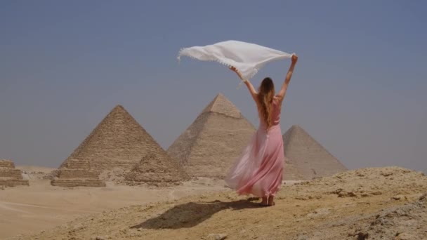 Visszapillantás Fiatal Nőre Aki Gízai Nagy Piramisokat Nézi Egyiptomban Hosszú — Stock videók