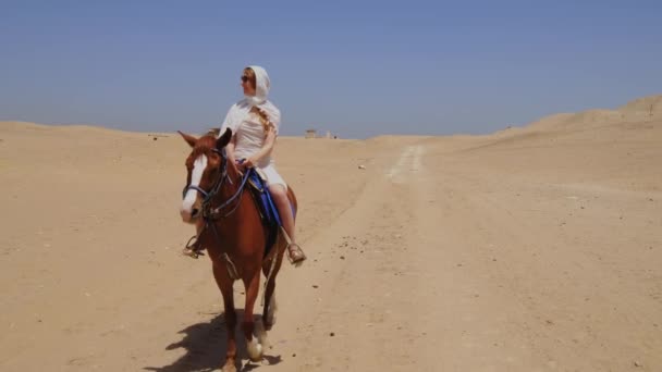 Žena Nosí Arabskou Hlavu Jezdí Koni Poušti Dívka Usmívá Cestovní — Stock video