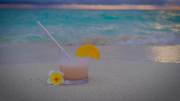 Aproape Cocktail Apusul Soarelui Băutură Stă Oceanul Albastru Turcoaz Fundal — Videoclip de stoc