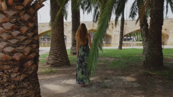 Mujer Pelirroja Con Una Larga Caminar Parque Con Palmeras Con — Vídeos de Stock