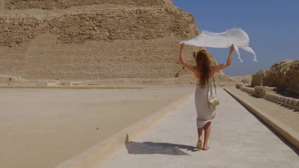 Donna Con Vestito Bianco Cammina Tiene Mano Pezzo Tessuto Bianco — Video Stock