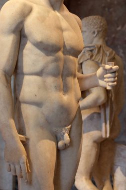 Yunan heykeli gibi bir adama yaklaş. Erkek gövdesi heykeli. Louvre Müzesi. Romalı bir erkek cesedine yakın çekim. 