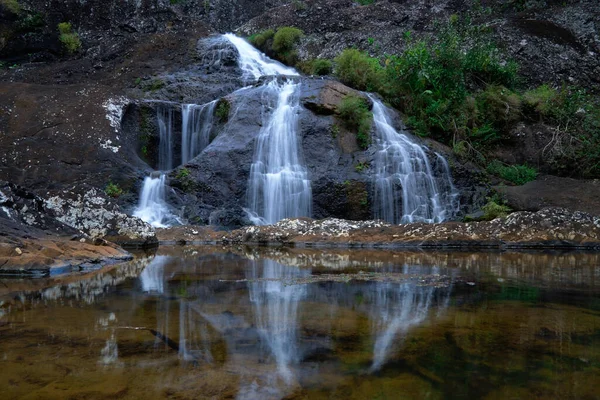 Uma Bela Cachoeira Entre Rochas Fundo Natureza Quedas Foto Alta — Fotografia de Stock