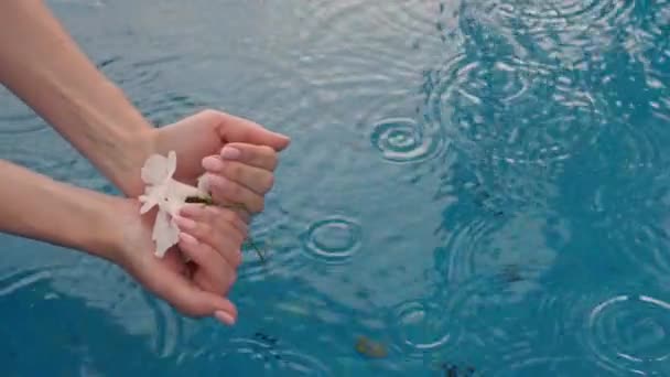 Kvinnliga Händer Med Vacker Naturlig Rosa Elegant Manikyr Kraftigt Regn — Stockvideo