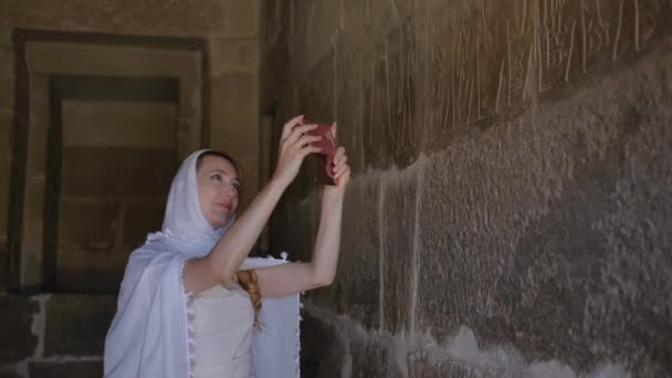 Die Frau Befindet Sich Einem Altägyptischen Grabmal Mädchen Macht Ein — Stockvideo