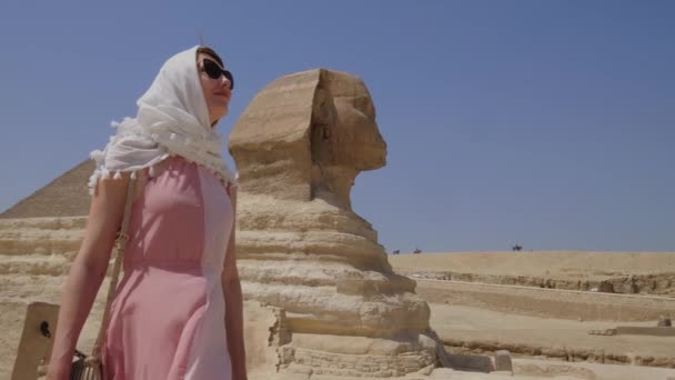 Giza Nın Büyük Sfenksinin Önünde Duran Genç Kadın Kız Başlık — Stok video