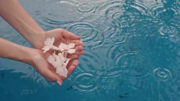 Kobiece Ręce Trzymające Kwiaty Mocny Deszcz Piękne Ręce Womans Spa — Wideo stockowe