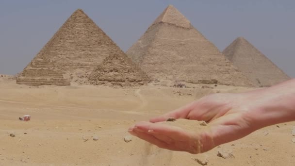Női Kezek Egy Homokkal Gízai Nagy Piramisokkal Vannak Egyiptomban Lány — Stock videók