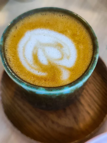 Kaffekopp Bordet Närbild Vit Kaffekopp Med Hjärtform Latte Konst Skum — Stockfoto