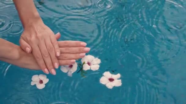 Kobiece Ręce Pięknym Naturalnym Różowym Eleganckim Manicure Mocny Deszcz Piękne — Wideo stockowe