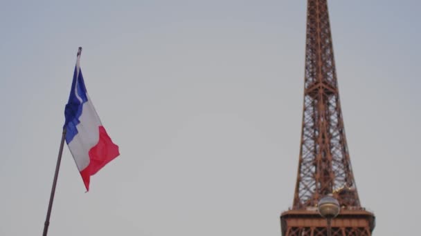 Eiffeltornet Med Fransk Flagga Ljus Bakgrund Efter Solnedgången Skymning Färger — Stockvideo