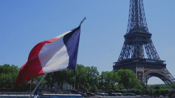 Eiffelova Věž Francouzskou Vlajkou Modrém Pozadí Zelené Stromy Pozadí Zpomalené — Stock video
