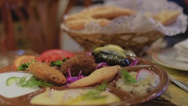 埃及菜在桌子上 阿拉伯美食的特写 焦点正在缓慢地变化 在餐馆里吃的牛肉干面包 — 图库视频影像