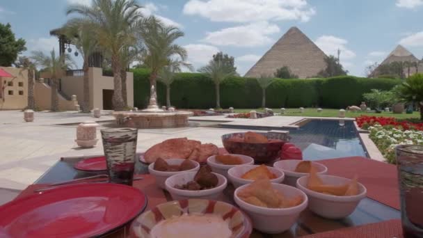 Egyptisk Mat Ligger Ett Bord Restaurang Arabiska Köket Pyramiderna Giza — Stockvideo