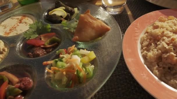 埃及菜在桌子上 阿拉伯美食的特写 焦点正在缓慢地变化 在餐馆里吃的牛肉干面包 — 图库视频影像